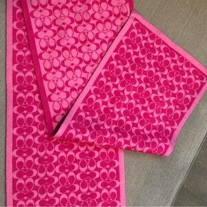 🩷 COACH MINI SIGNATURE LIGHT PINK AND DARK PINK WOOL SCARF!